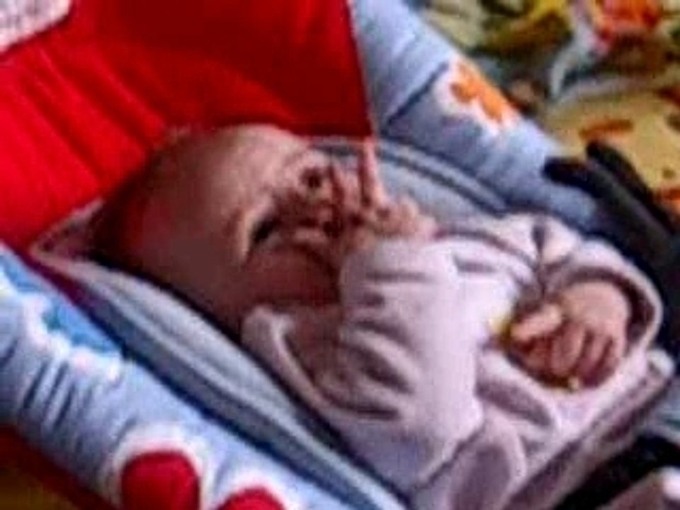 Maëlle essaie son pouce