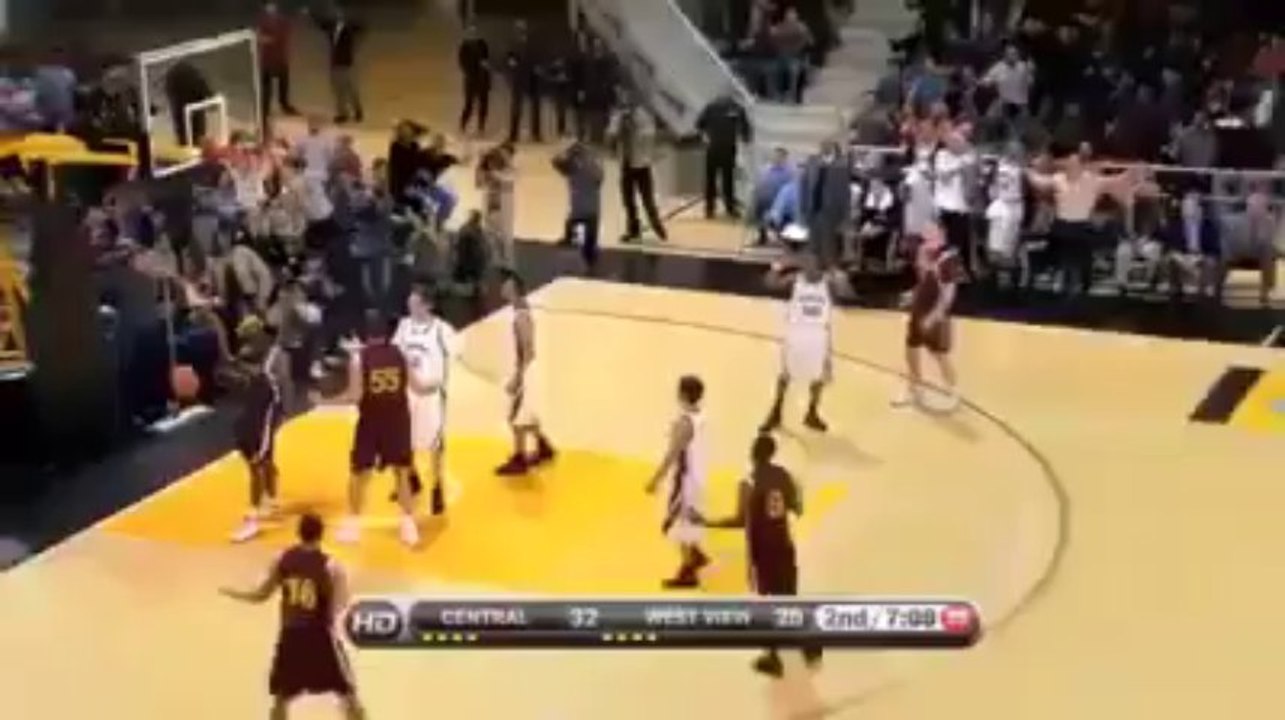 Arbitre de Basketball fait un dunk