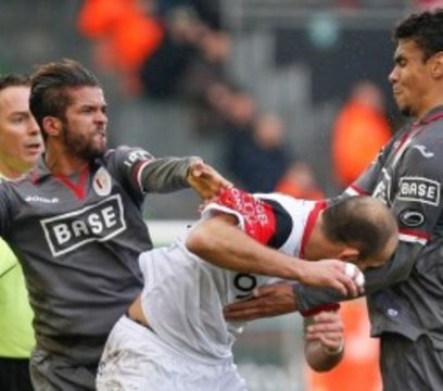 Mehdi Carcela pète les plombs et frappe un adversaire !