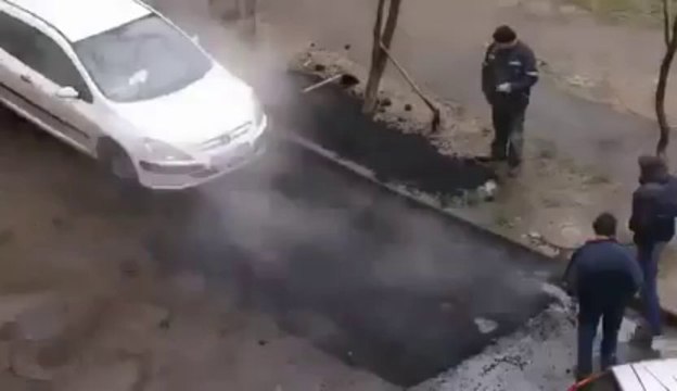 Etaler de l'asphalte en mode russe - Débile