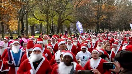 Thousands take part in London Santa Run