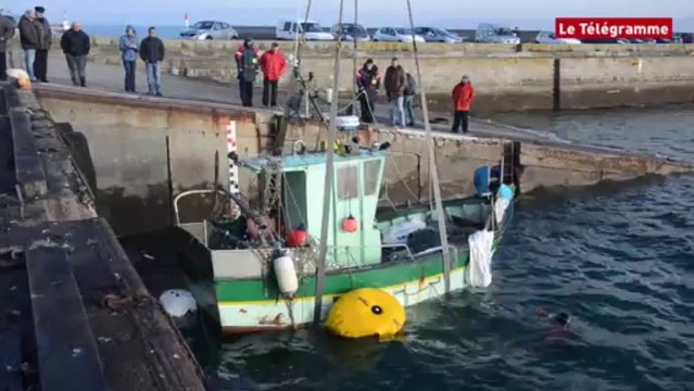 Douarnenez. Renflouement d'un bateau de pêche