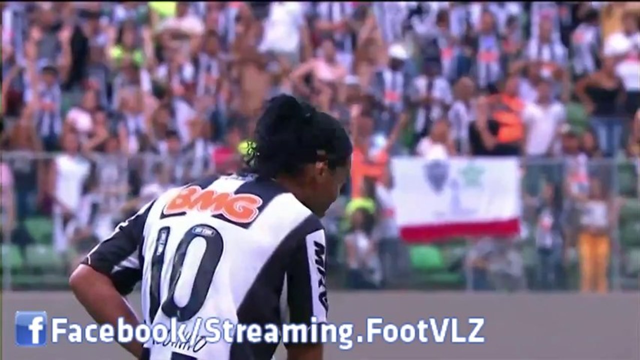 Incroyable coup franc de Ronaldinho pour son retour face à Vitória.