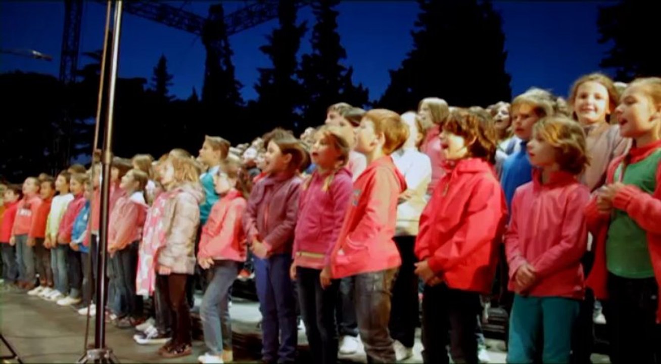 Extraits du DVD du Concert "Cap à l'Est" :  élèves en concert au théâtre antique de Vaison-la-Romaine le 25 juin 2013.