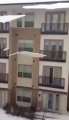 ▶ Ice sheets falling from the roof in Dallas, Texas - YouTube [360p]