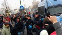 Les policiers enlèvent leur casque et rejoignent les manifestants - Italie 09/12/2013