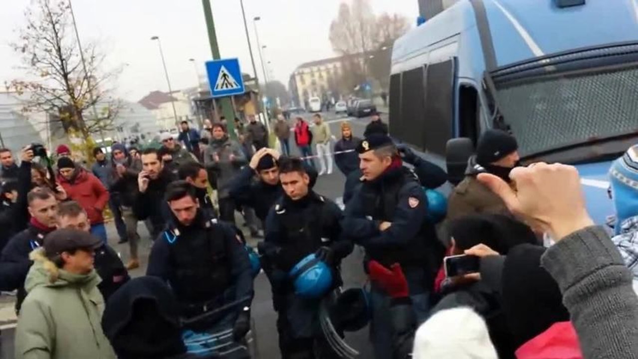 Les policiers enlèvent leur casque et rejoignent les manifestants - Italie 09/12/2013
