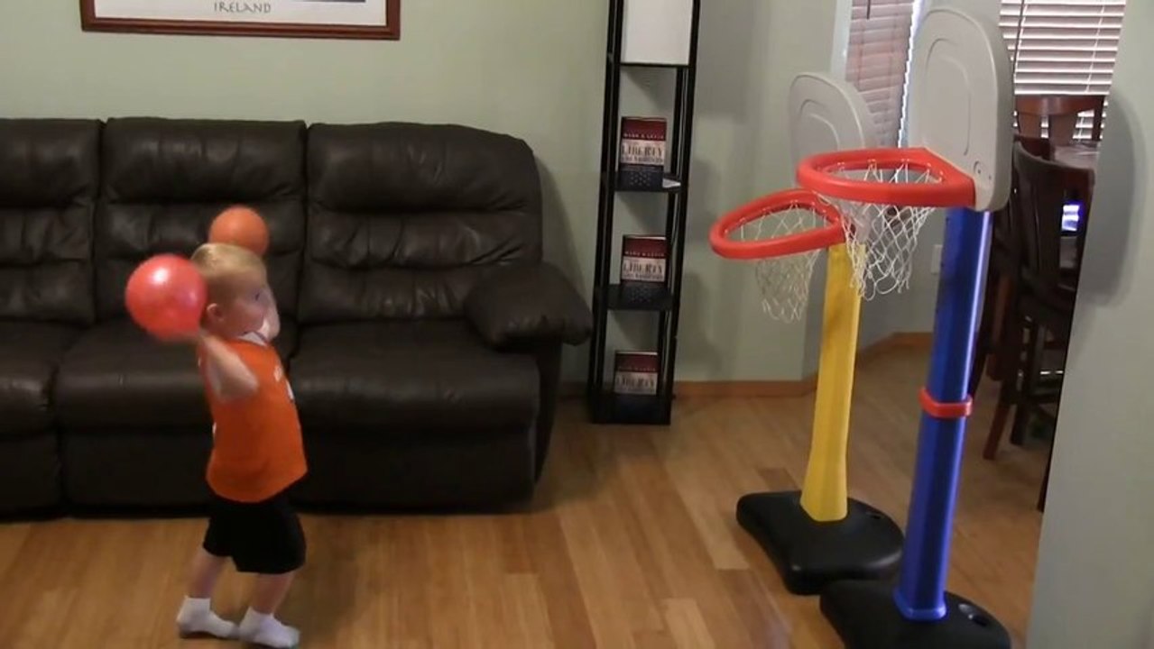 Titus prodige du basket fait des trickshots à seulement 3 ans