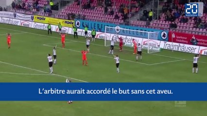 Il marque de la main et se dénonce à l'arbitre