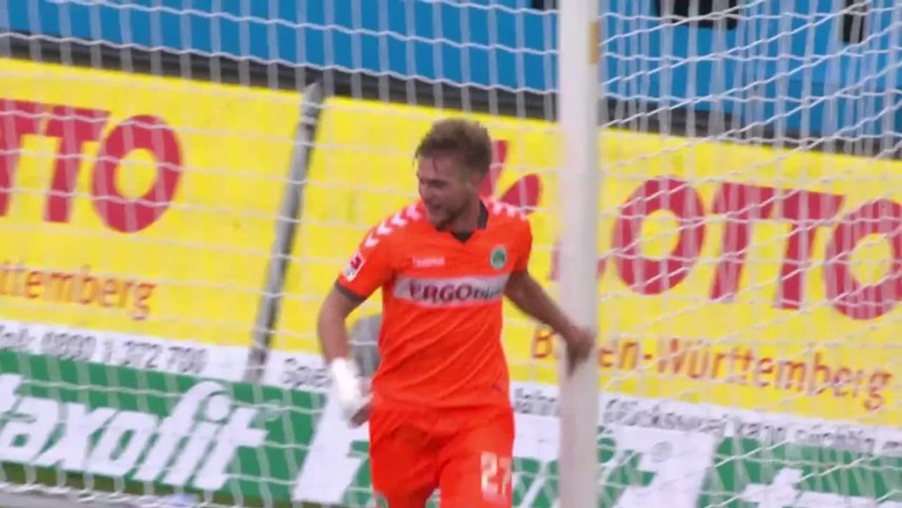 Football : Florian Trinks marque de la main puis demande à l'arbitre de refuser le but