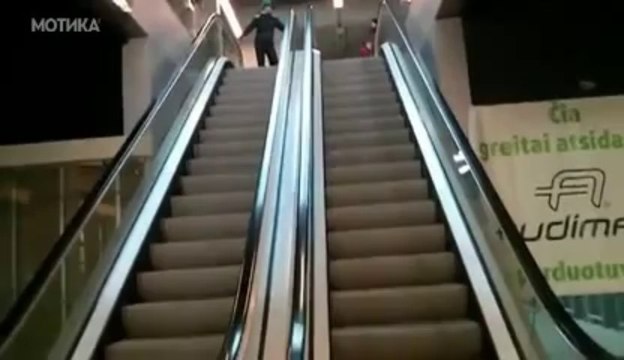 МОТИКА: Спуст на ескалатор со спектакуларно приземјување