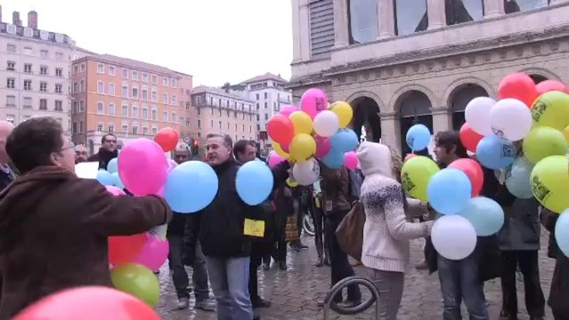 Regardez le lâcher de ballons pour Didier François et Edouard Elias