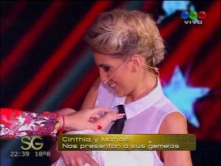 Cinthia Fernández mostró a sus gemelas en el programa de Susana