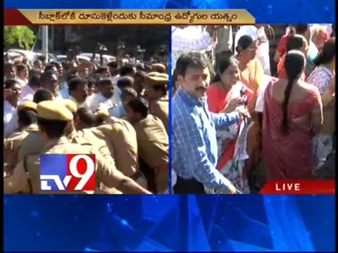 Protesting Seemandhra Secretariat employees break barricades
