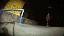 Une fille skate déguisé en Pocahontas