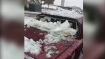 Des blocs de glace tombent des toits au Texas - Ultra dangereux!