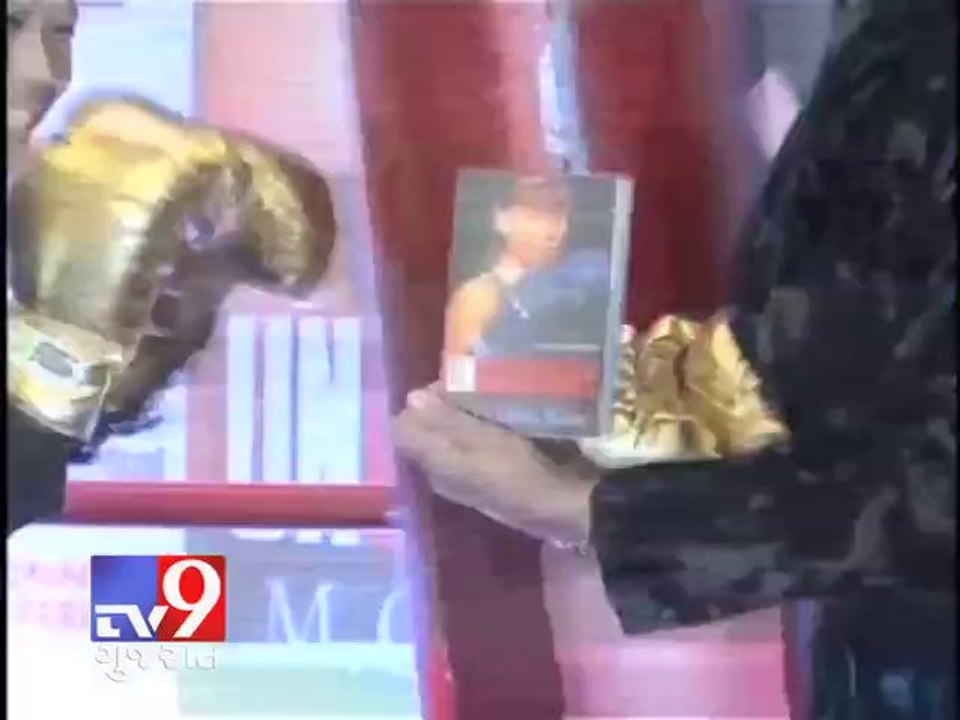 Amitabh Bachchan unveils Mary Kom’s autobiograp...