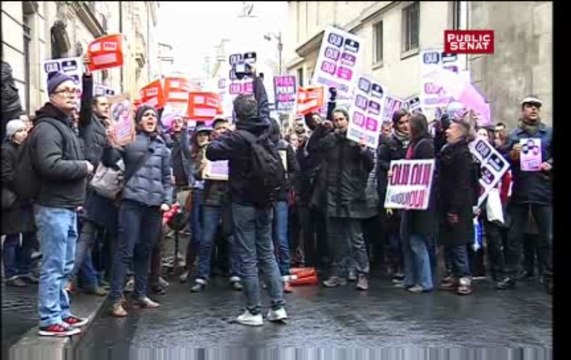 Prières de Civitas, sifflets de La manif pour tous et partisans du mariage sous les fenêtres du Sénat