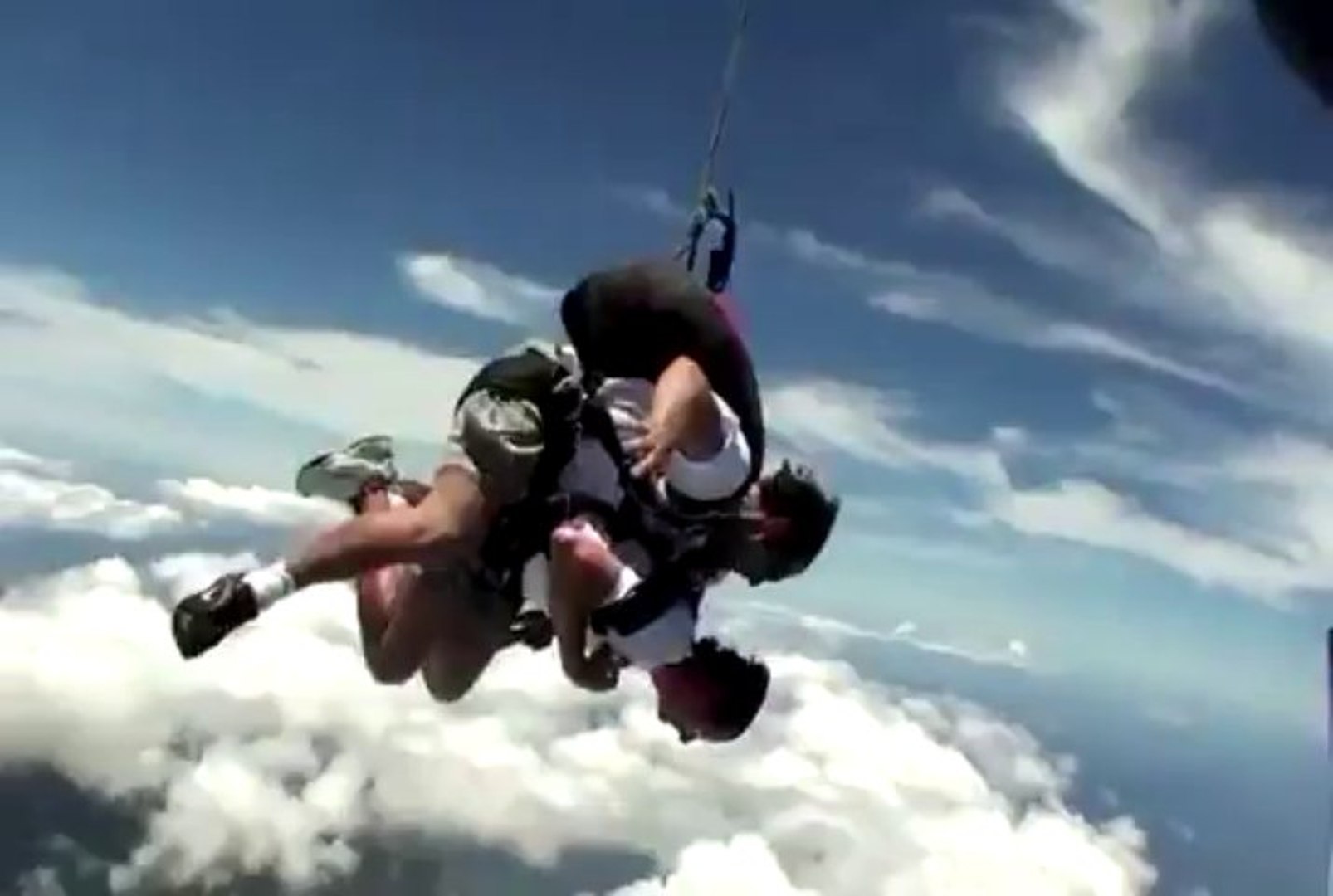 Un moniteur de parachute frappe son client en chute libre - Vidéo  Dailymotion