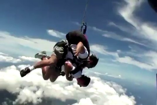 Un moniteur de parachute frappe son client en chute libre
