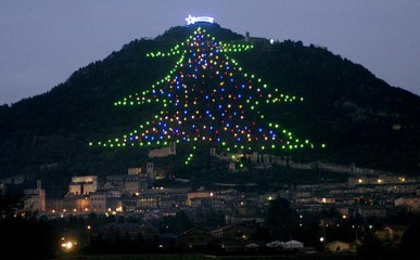 Le plus grand sapin de Noël du monde - Gubbio, Italie - Vidéo Dailymotion