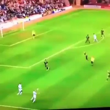 But incroyable - Tir de loin pleine lucarne