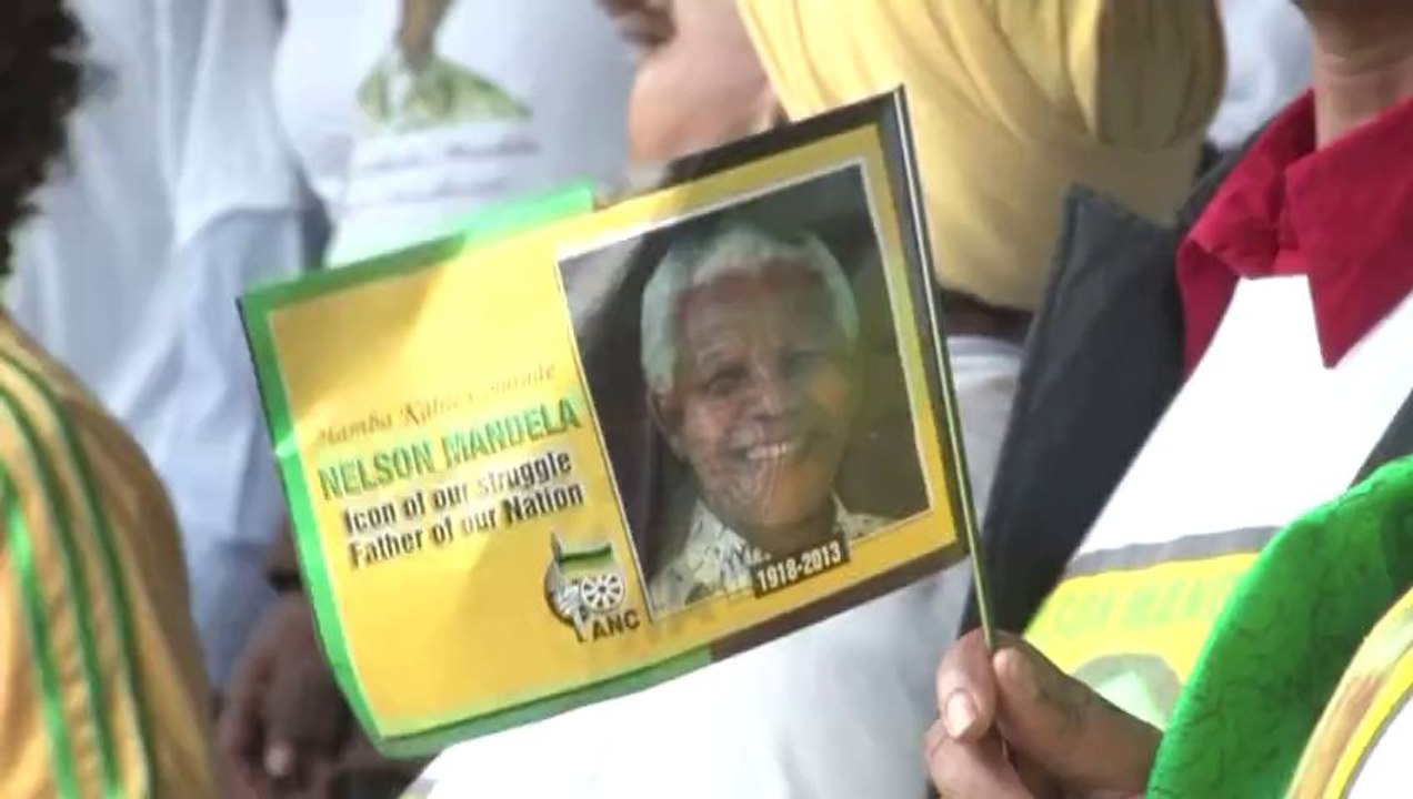 Mandela: des Sud-africains suivent la cérémonie sur écran géant