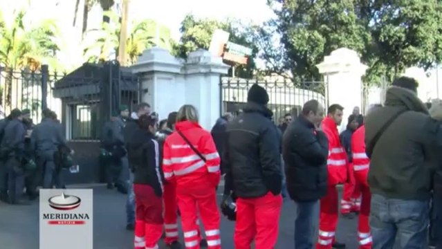 Pulizia dei treni ad alta velocità, lavoratori Dussman minacciano di darsi fuoco davanti sede FS