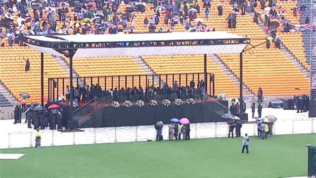 President Obama shakes hands with Cuba's Raul Castro