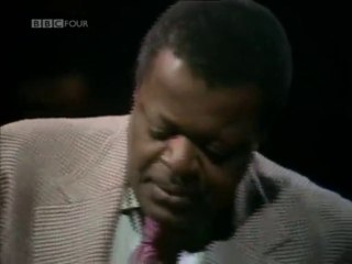 OSCAR PETERSON & BARNEY KESSEL at Ronnie Scott's, London 1974 (0:30 HD)