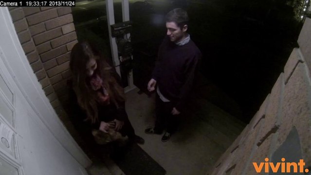 Un mec qui se fait recaler par une fille filmé par une caméra de surveillance