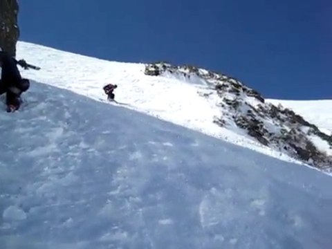 Une femme chute et dévale la montagne la tête la première