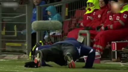 ¡Quiso pasar piola! DT se puso a hacer flexiones tras bochornosa caída