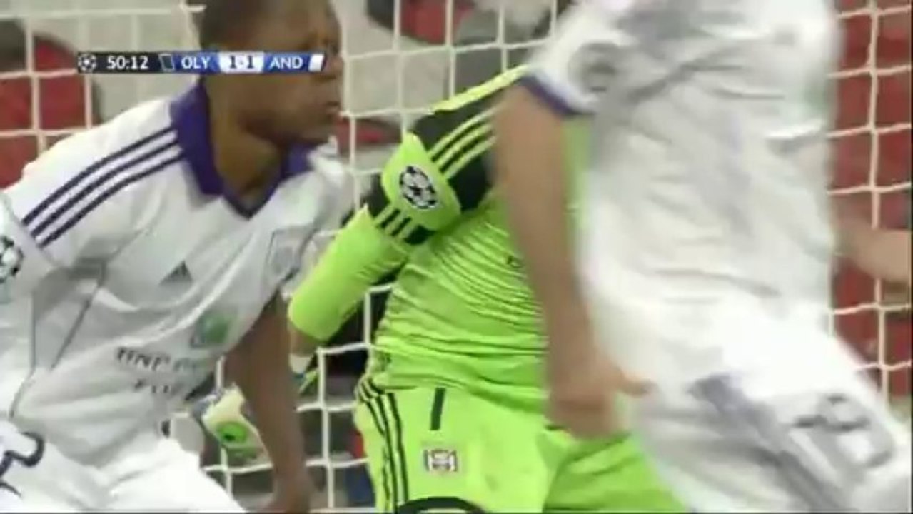 Saviola falla el penalti, para Proto (OLY 1-1 AND)