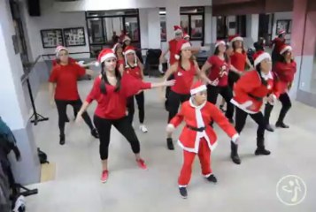 Amigos de Zumba bailando para navidad