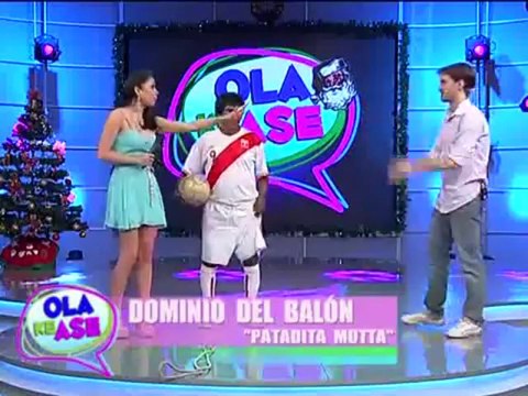 Renzo 'Patadita' Motta dominó el balón en los estudios de Ola ke Ase