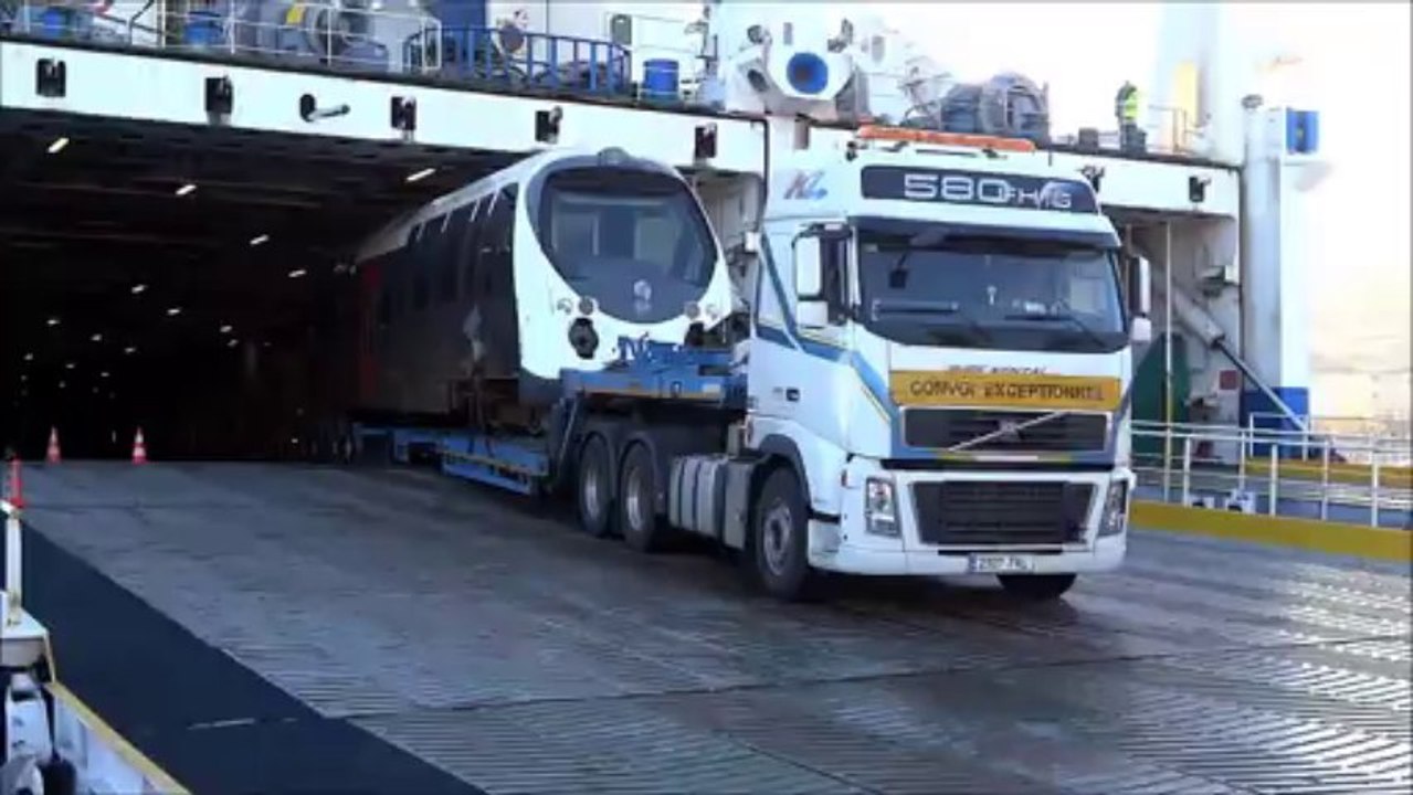 Transfert de l' AMG  810 par la mer pour un retour en atelier
