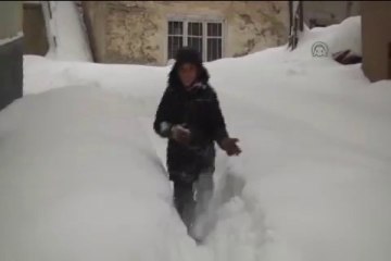 Otomobiller kar altında kaldı