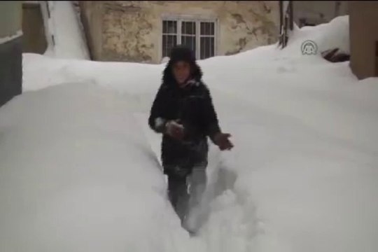 Otomobiller kar altında kaldı