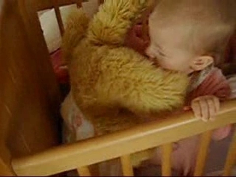 Bébé dans son lit avec son nounours
