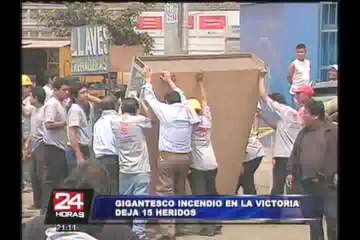 VIDEO: gigantesco incendio generó pánico y descontrol en La Victoria (1/3)