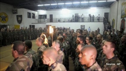 Après les premiers morts français, Hollande devant les militaires à Bangui