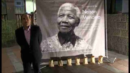 Los ciudadanos homenajean a Nelson Mandela en Casa África