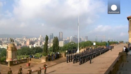 Esposto almeno fino a venerdì il corpo di Nelson Mandela