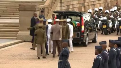 La dépouille de Mandela transportée en procession dans les rues de Pretoria
