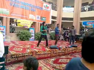 EHTESHAM NAZIR PERFORMING ANGREJI BEAT WITH HIS BAND!!!! :) :)