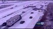 Enorme carambolage sur une autoroute à cause d'une tempête de neige.