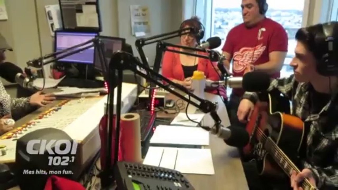 Reprise de Blue Christmas de ELVIS PRESLEY par un jeune de 6 ans - ENORME!