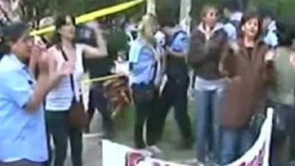 Roaming mobs loot shops in Argentina