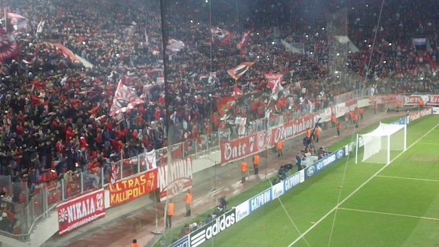 Οι πανηγυρισμοί των παικτών του Ολυμπιακού μετά το τέλος του αγώνα στο Γεώργιος Καραϊσκάκης